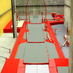 Erhöhte Sprunggrube mit integrierter Plattform AVGY1186